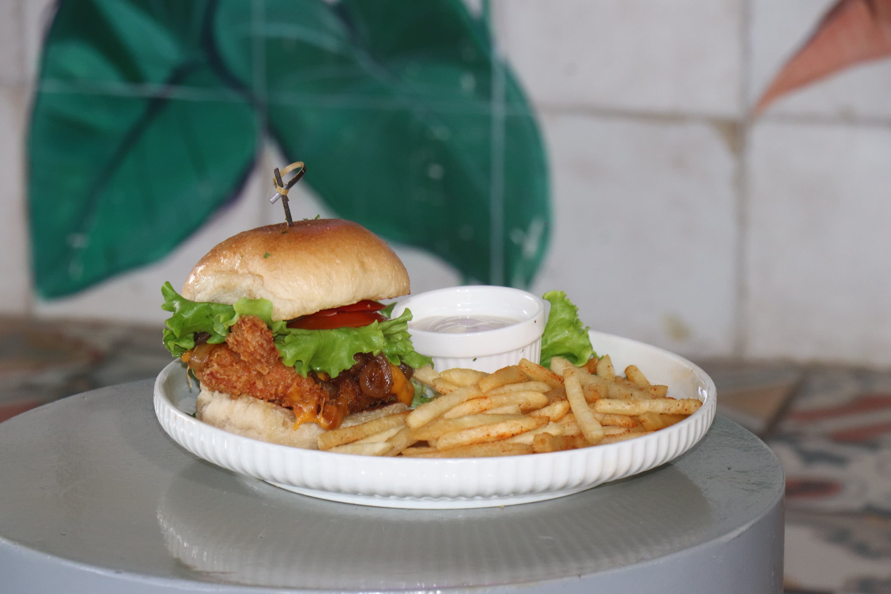 Sandwich de pechuga de pollo apanada